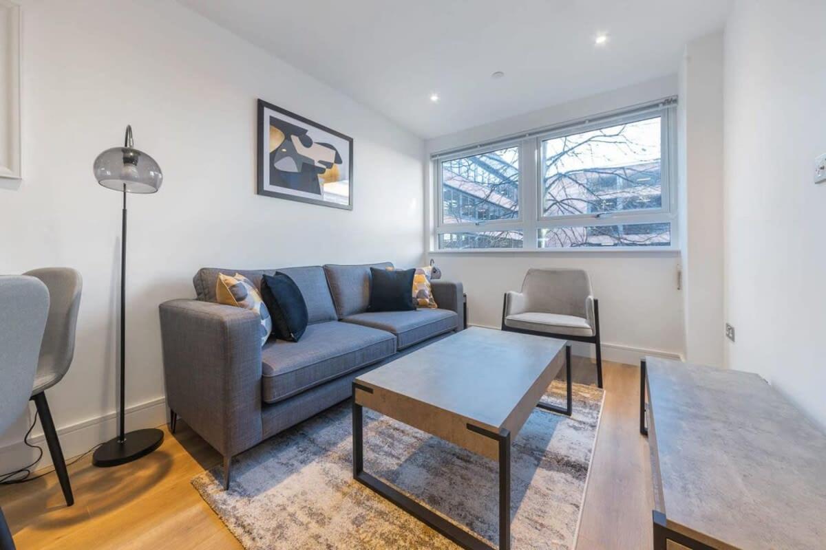 Modern 1 Bedroom Apartment In East Grinstead Exterior photo