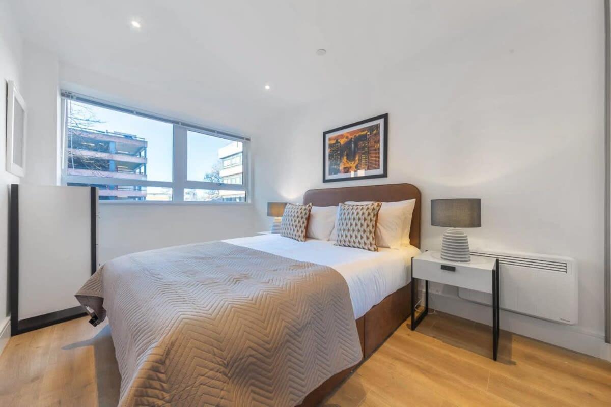 Modern 1 Bedroom Apartment In East Grinstead Exterior photo