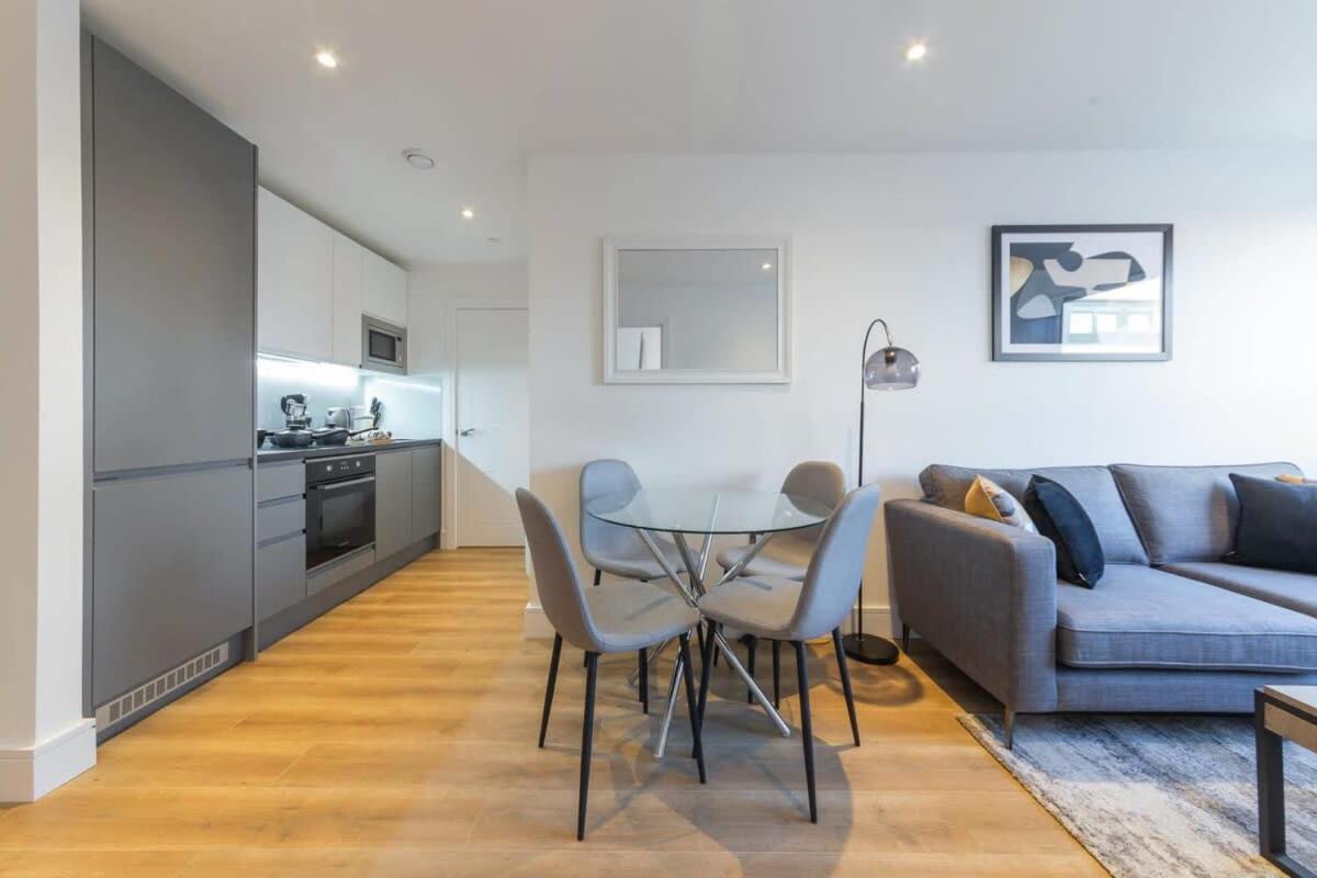 Modern 1 Bedroom Apartment In East Grinstead Exterior photo