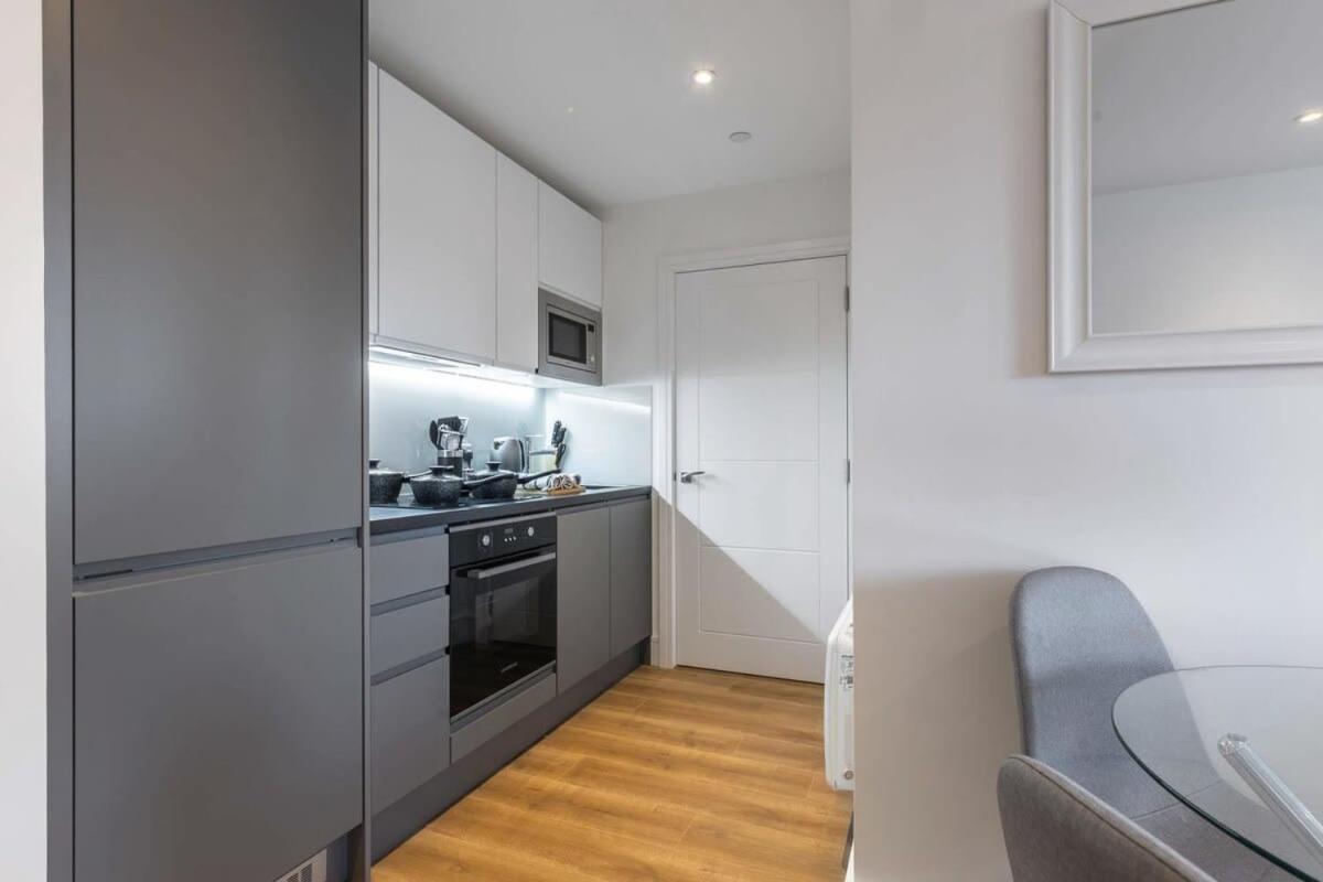 Modern 1 Bedroom Apartment In East Grinstead Exterior photo