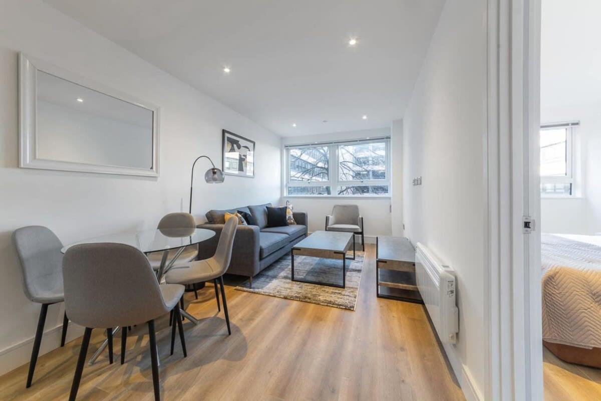 Modern 1 Bedroom Apartment In East Grinstead Exterior photo