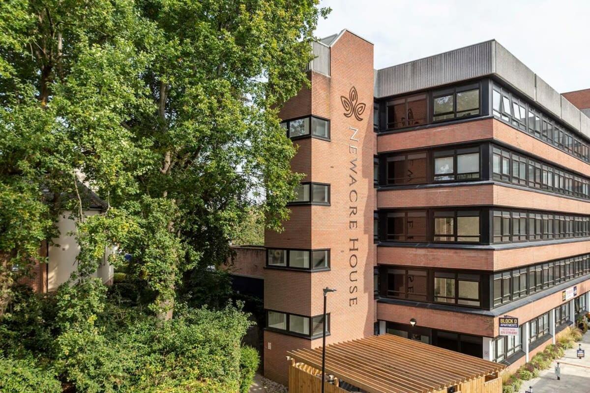 Modern 1 Bedroom Apartment In East Grinstead Exterior photo