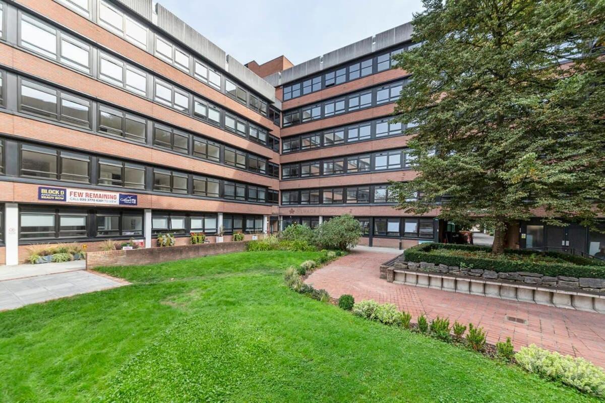 Modern 1 Bedroom Apartment In East Grinstead Exterior photo