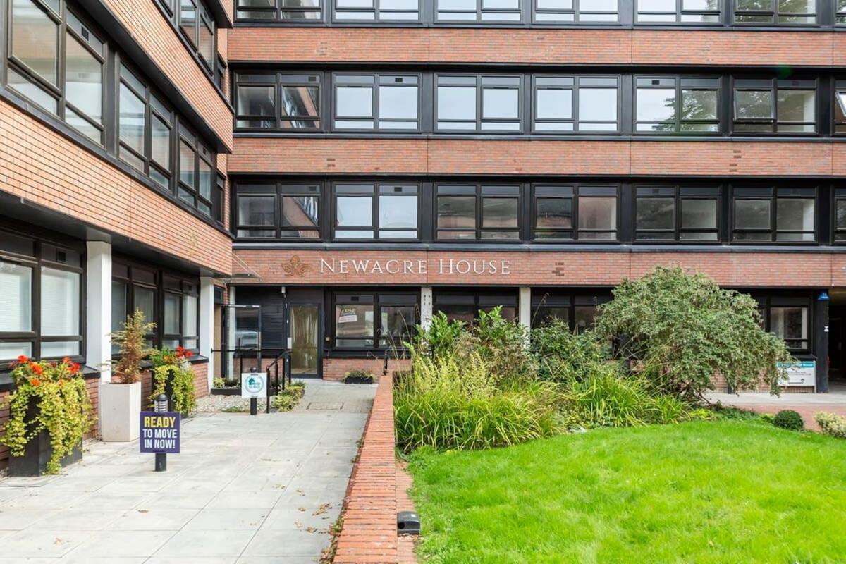 Modern 1 Bedroom Apartment In East Grinstead Exterior photo